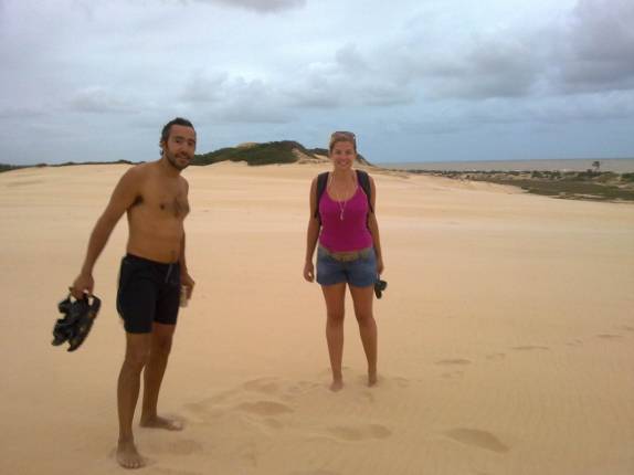 Cruzando as dunas após o banho de mar em Itaúnas - ES